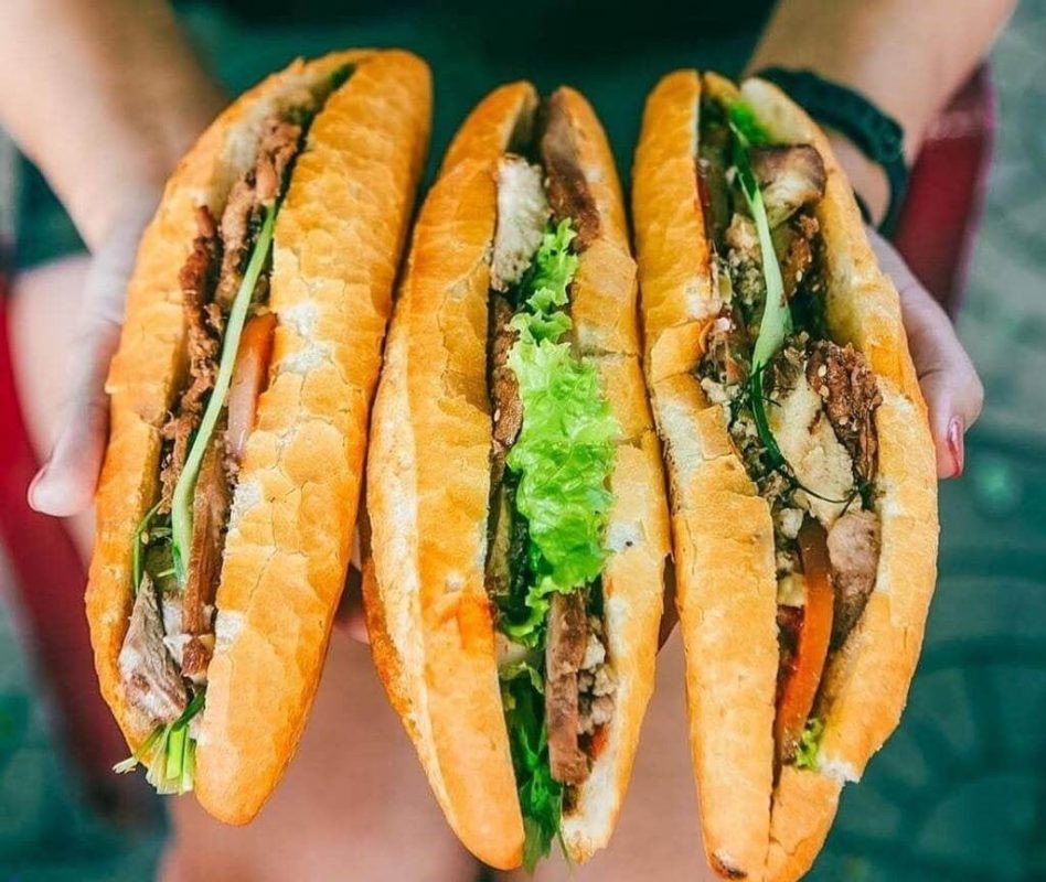 Khách du lịch thích thú thưởng thức bánh mì Hà Nội