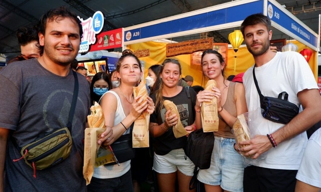 Khách du lịch thưởng thức và trải nghiệm văn hóa ẩm thực tại Lễ hội Bánh mì Việt Nam