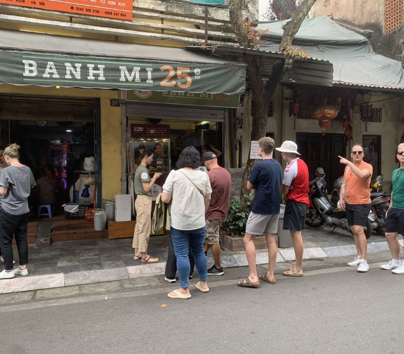 Khách du lịch yêu thích bánh mì pate Hà Nội tại Bánh Mì 25