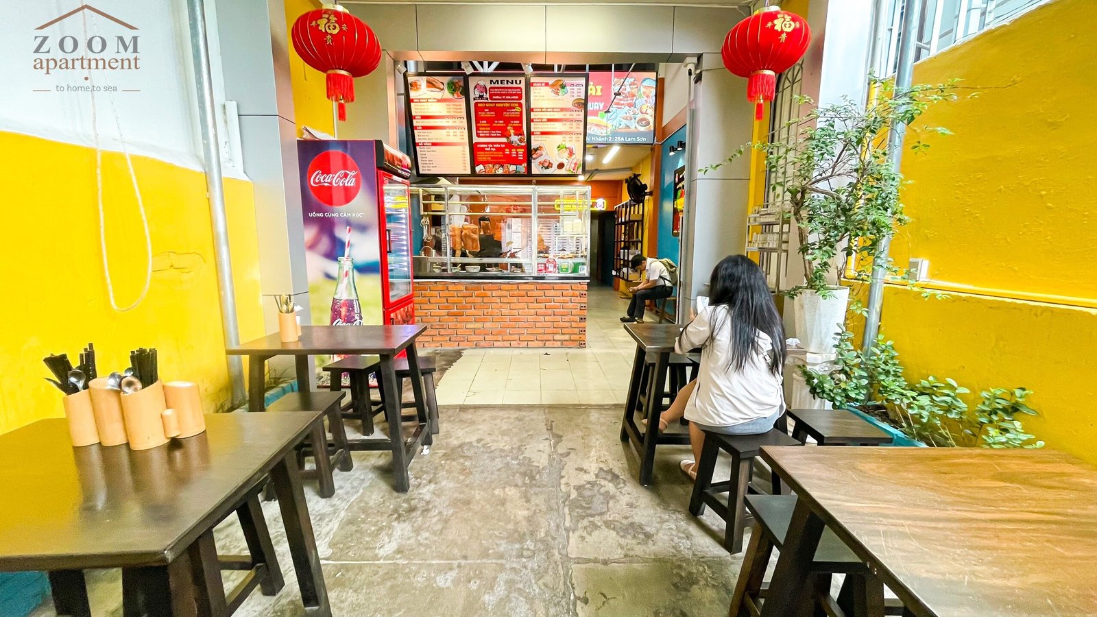 Khách hàng chờ mua bánh mì heo quay tại quán Ngọc Hải