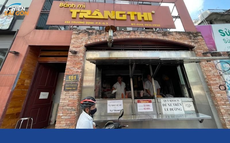 Khách hàng chờ mua bánh mì Kebab Tràng Thi tại cửa hàng