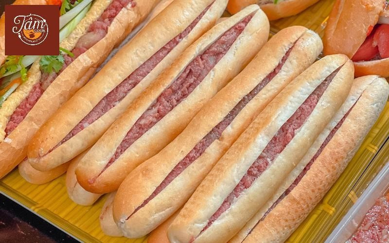 Khách hàng đang chọn mua bánh mì que Hải Phòng nóng hổi tại quầy