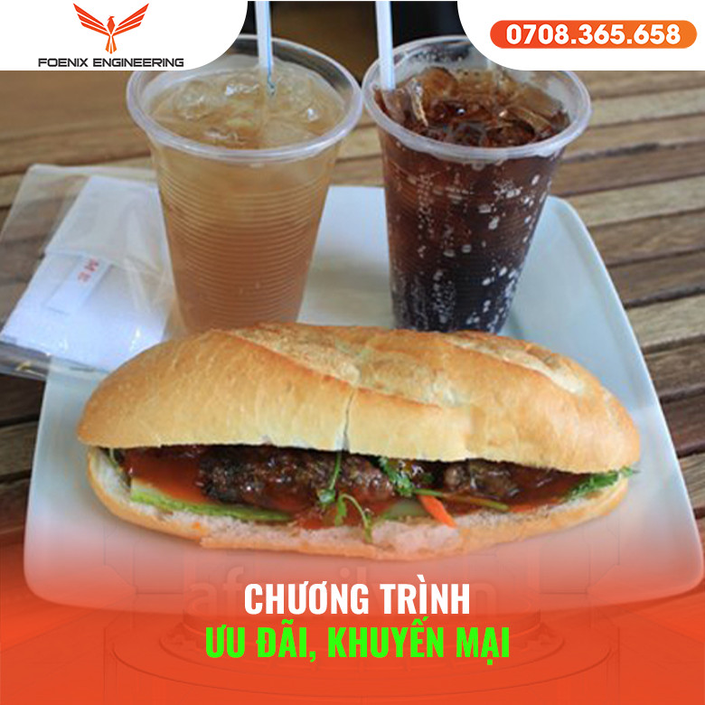 Khách hàng đang nhận khuyến mãi tại một cửa hàng bánh mì đông khách