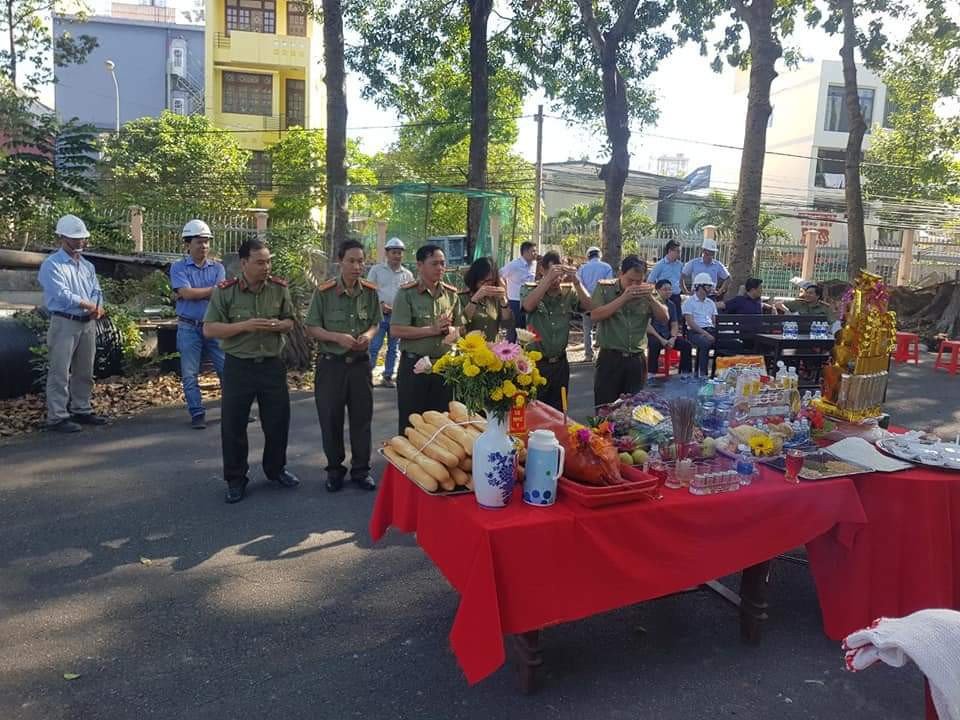 Khách hàng háo hức thưởng thức bánh mì heo quay giòn rụm