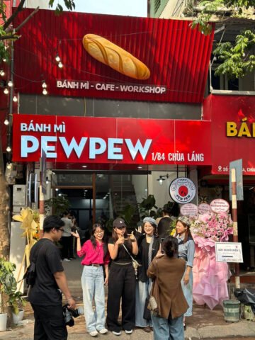 Khách hàng háo hức xếp hàng dài thưởng thức bánh mì PewPew mới mở tại Hà Nội.