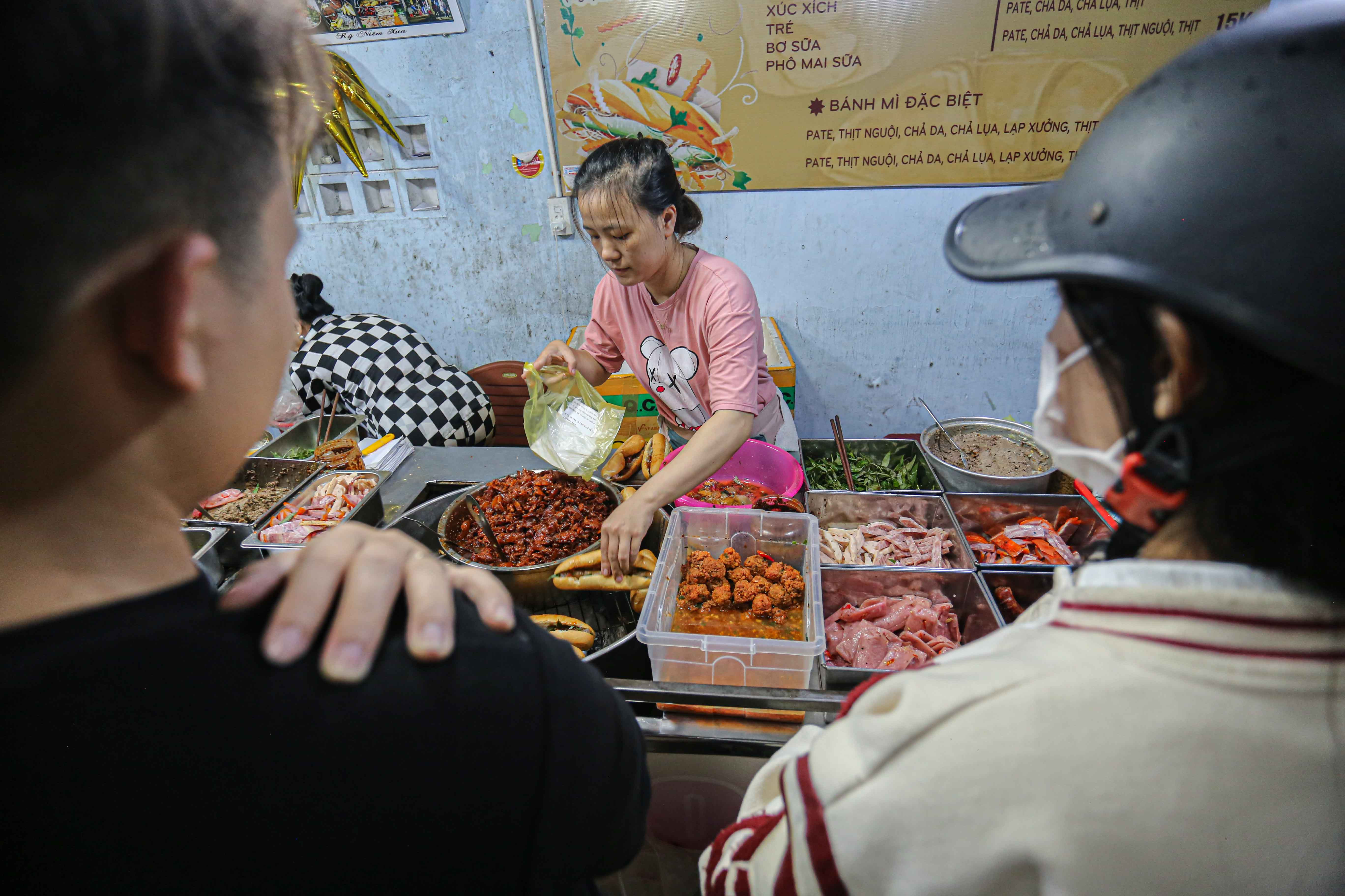 Khách hàng kiên nhẫn xếp hàng để thưởng thức hương vị trứ danh của bánh mì Trường Tiền