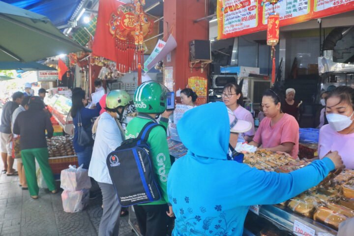 Khách hàng tấp nập tại tiệm bánh mì Như Lan