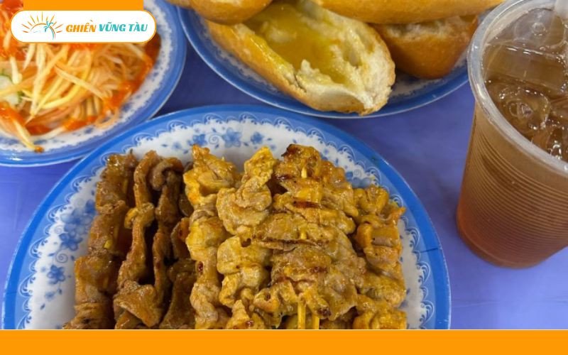 Khách hàng thưởng thức bánh mì Campuchia