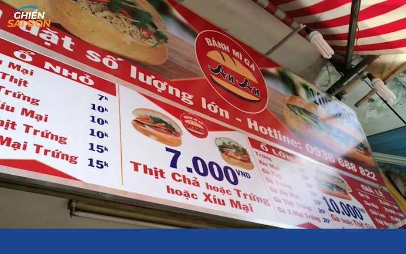 Khách hàng thưởng thức bánh mì gà An An, trải nghiệm ẩm thực đường phố Sài Gòn