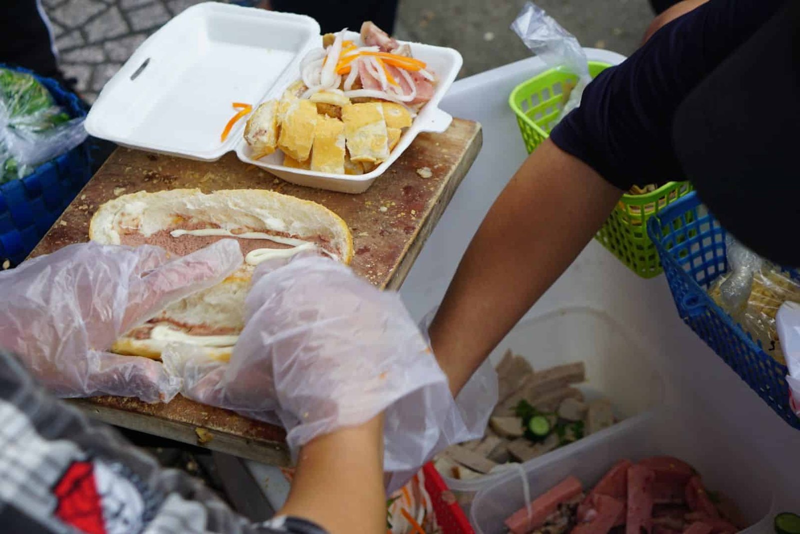 Khách hàng xếp hàng chờ mua bánh mì cắt lát