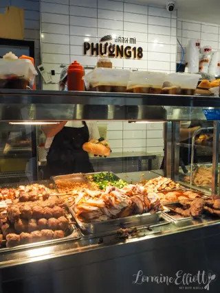 Khách hàng xếp hàng chờ mua bánh mì tại Phương 18 Bankstown