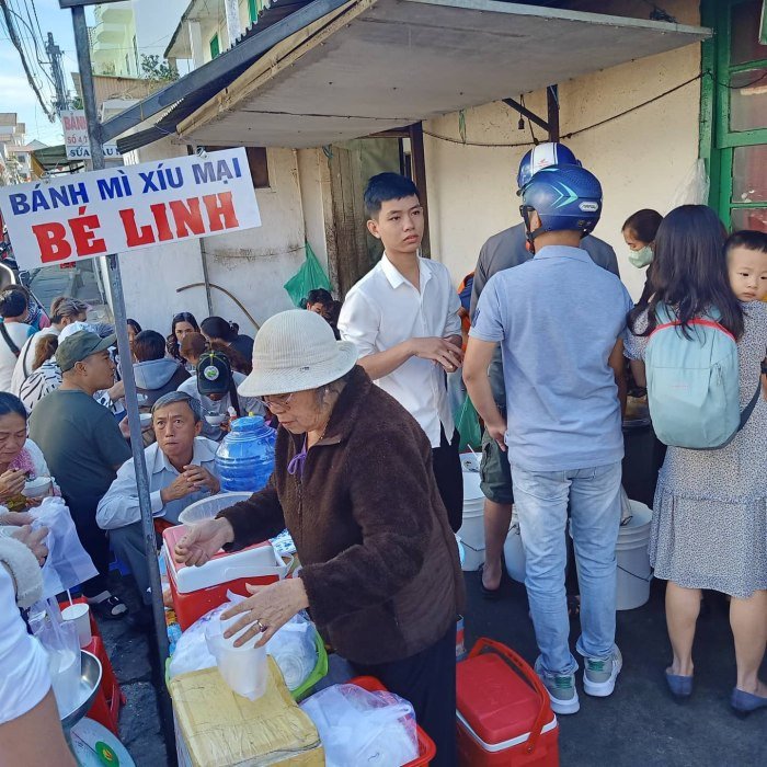 Khách hàng xếp hàng chờ mua bánh mì xíu mại tại quán Hoàng Diệu