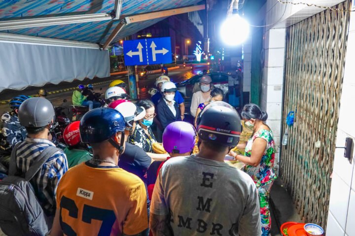 Khách hàng xếp hàng dài chờ mua bánh mì miền Tây tại Cần Thơ