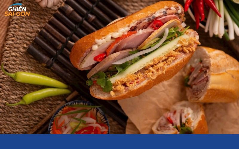 Khách hàng xếp hàng mua bánh mì Bạch Hổ, thể hiện sự đông đúc của quán