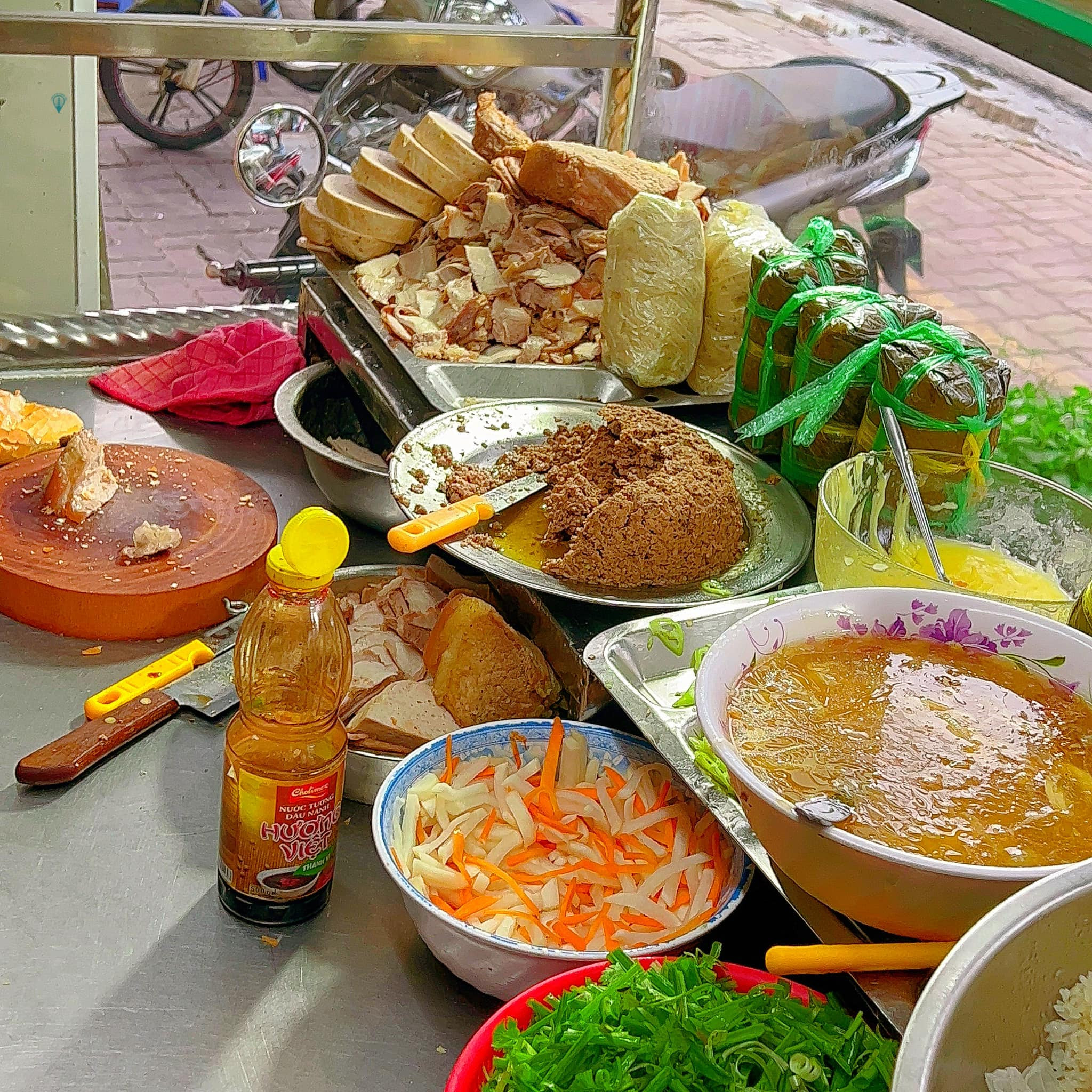 Khách hàng xếp hàng mua bánh mì Cô Ba Hàng Dầu