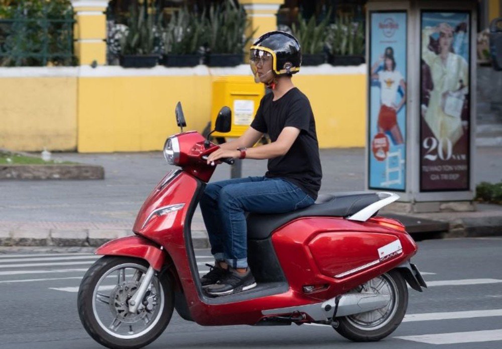 Khám phá tiệm bánh mì tại Quận 4 bằng xe máy