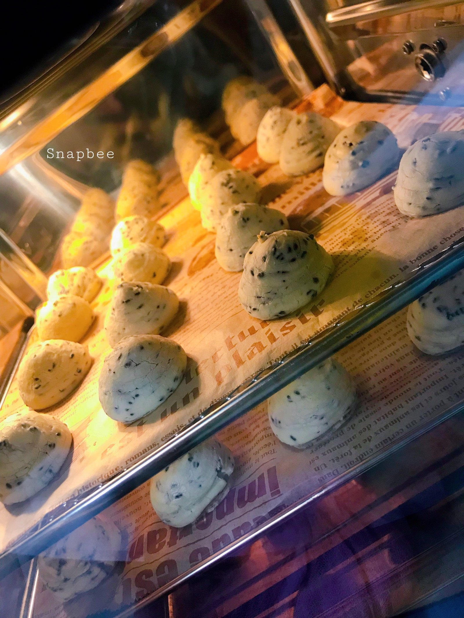 Khay bánh mì mochi mè đen đã tạo hình sẵn sàng cho vào lò nướng