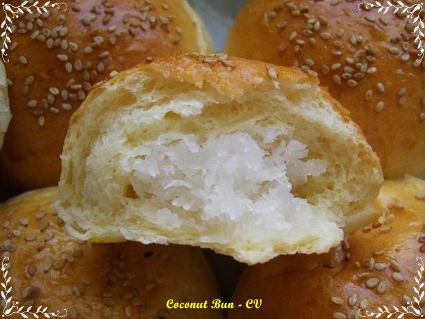 Khay bánh mì ngọt nhân dừa vừa ra lò, từng chiếc bánh vàng ruộm hấp dẫn.