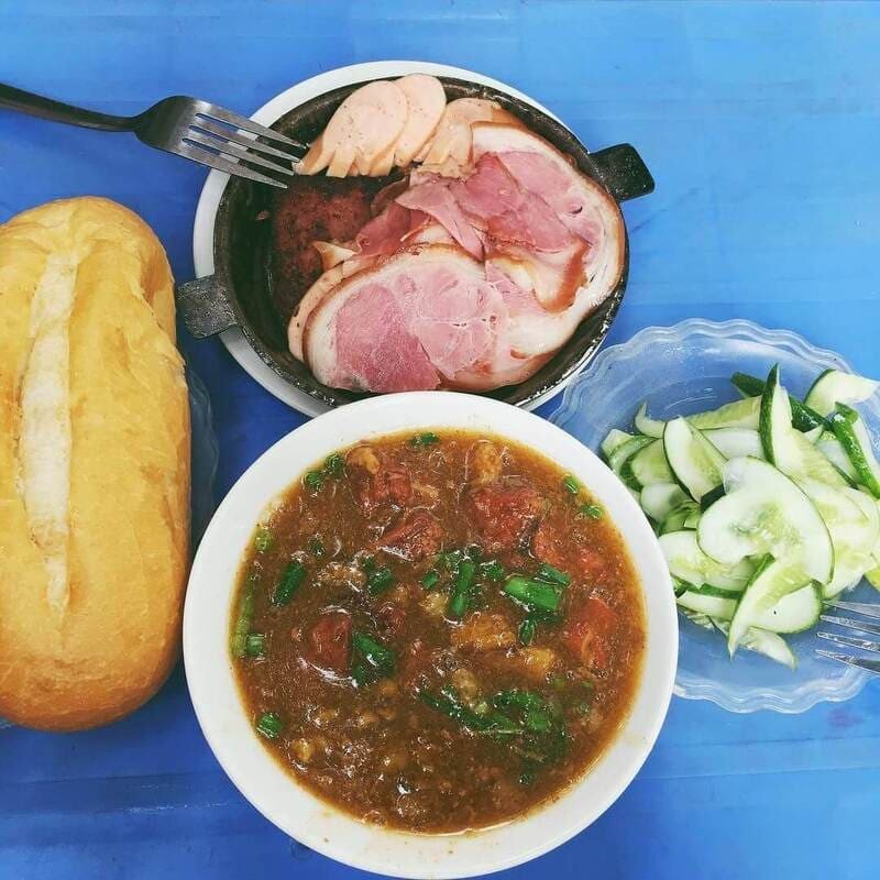 Khay bánh mì sốt vang nóng hổi tại quán cô Nga