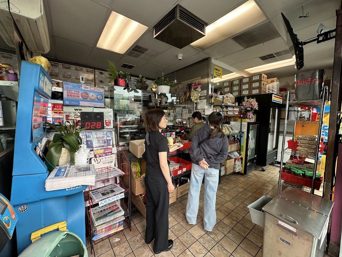 Khay bánh mì tươi mới sẵn sàng phục vụ