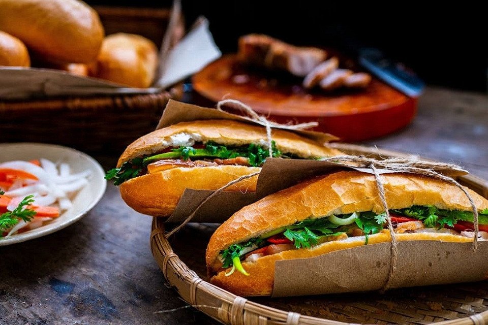 Khay bánh mì xíu mại hấp dẫn tại cửa hàng, sẵn sàng phục vụ thực khách