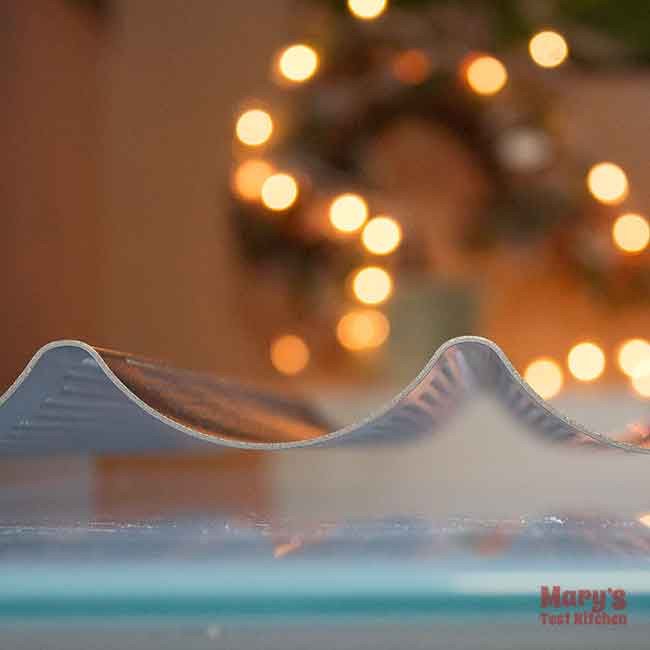 Khay nướng bánh baguette chuyên dụng với các rãnh cong, giúp định hình bánh mì và baguette một cách hoàn hảo