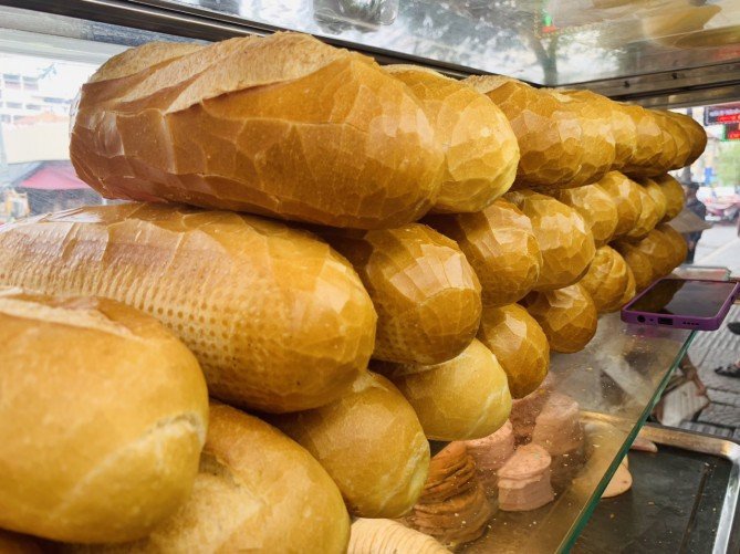 Khay patê béo ngậy, đặc trưng làm nên hương vị riêng của bánh mì Oanh Quận 1.