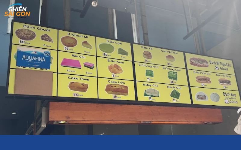 Khay pate thơm lừng và các loại topping tươi ngon được chuẩn bị tại tiệm Bánh Mì Hoàng Nam