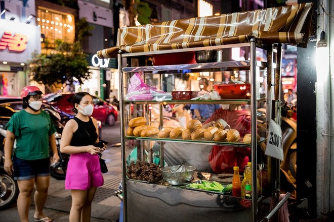 Khay thịt nướng thơm lừng chuẩn bị cho bánh mì Nguyễn Trãi