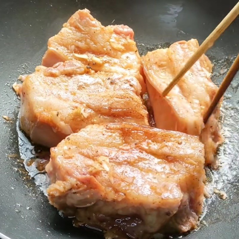 Khìa thịt ba chỉ trong chảo để có màu vàng óng và thấm vị