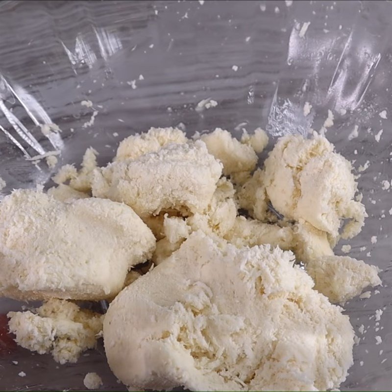 Khoai mì đã mài sẵn sàng để làm viên cho cà ri bánh mì