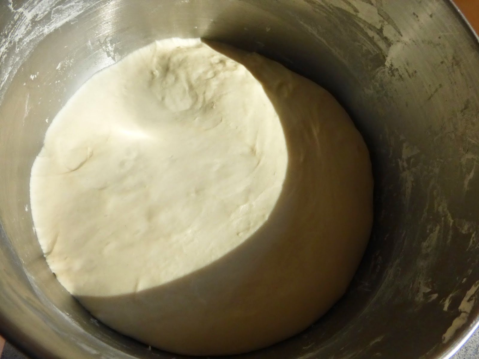 Khối bột bánh mì đã ủ nở gấp đôi, mịn màng