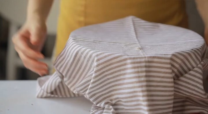 Khối bột bánh mì hoa cúc socola sau khi ủ lần đầu tiên, sẵn sàng để tạo hình