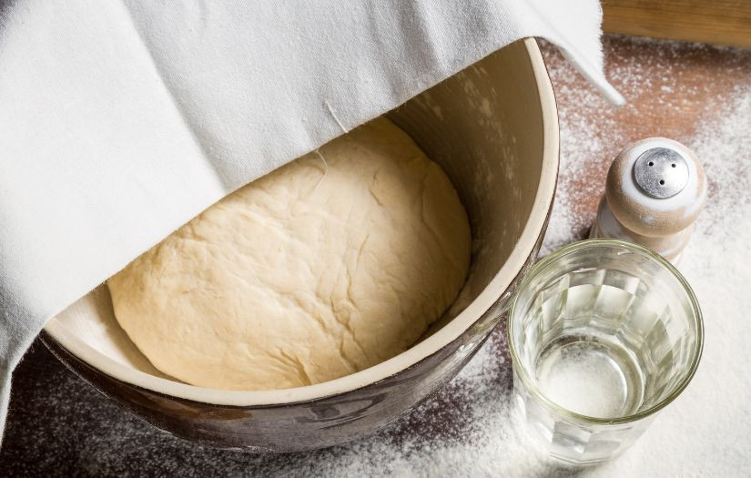 Khối bột bánh mì mật ong nhân phô mai đang ủ nở đều