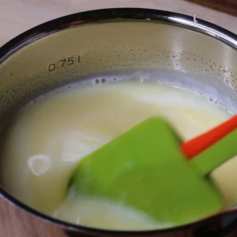 Khối bột bánh mì ngọt đang ủ nở gấp đôi trong tô