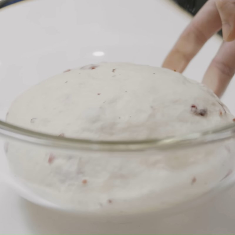 Khối bột bánh mì phô mai việt quất với nho khô đã được trộn đều, chuẩn bị ủ