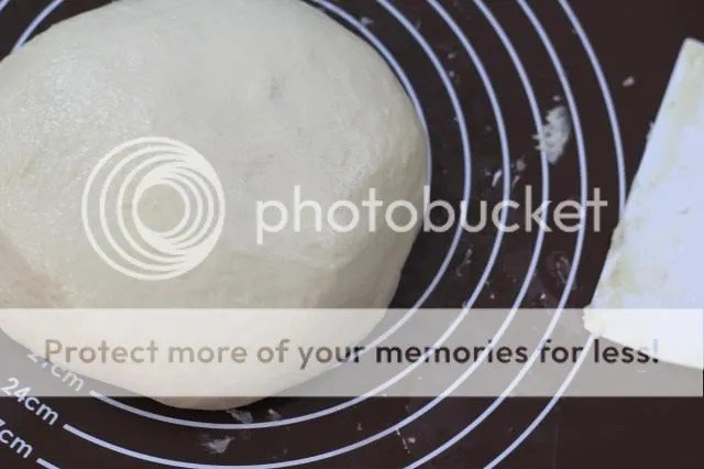 Khối bột đã nhào kỹ, mịn màng và dẻo dai, sẵn sàng cho quá trình ủ để tạo 9 ổ bánh mì.