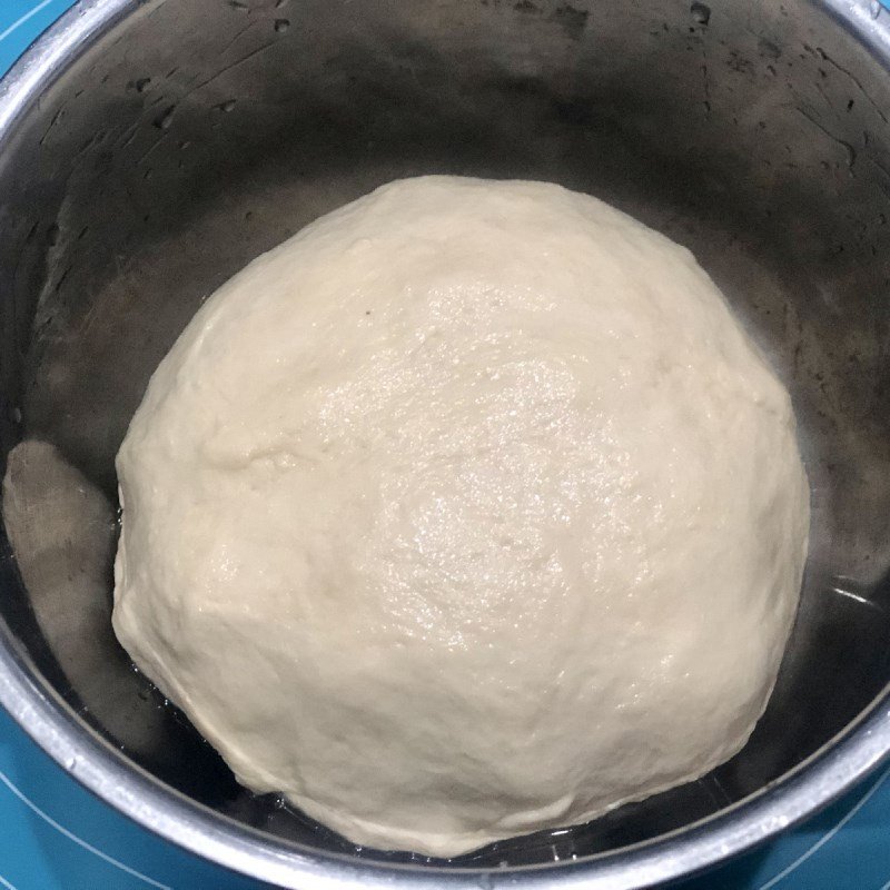 Khối bột đã ủ nở gấp đôi trong cối, sẵn sàng cho công đoạn tiếp theo của công thức bánh mì