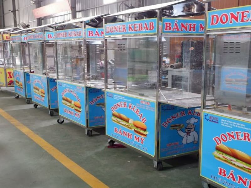 Khối thịt Doner Kebab đang được nướng trên lò xoay