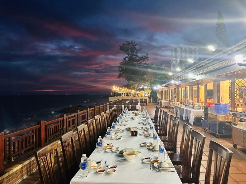 Không gian ẩm thực ven biển Phan Thiết, nơi món bánh bột lọc truyền thống gợi mở ý tưởng bánh mì bột lọc sáng tạo