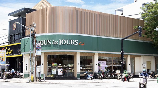 Không gian bên ngoài hiện đại của cửa hàng bánh mì Tous les Jours Quận 7