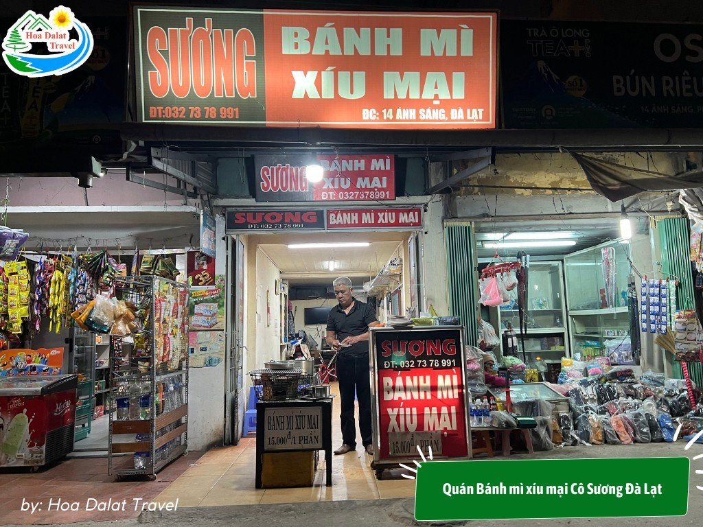 Không gian bên ngoài quán bánh mì xíu mại Cô Sương Đà Lạt