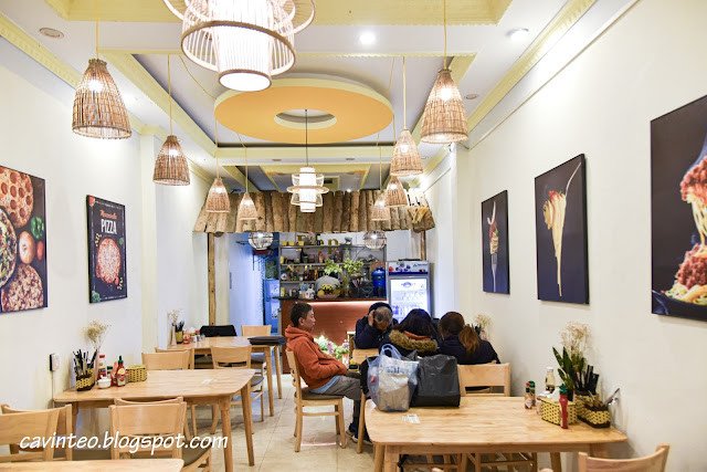 Không gian bên trong nhà hàng Minh Châu Food, một điểm đến để thưởng thức bánh mì Sapa.