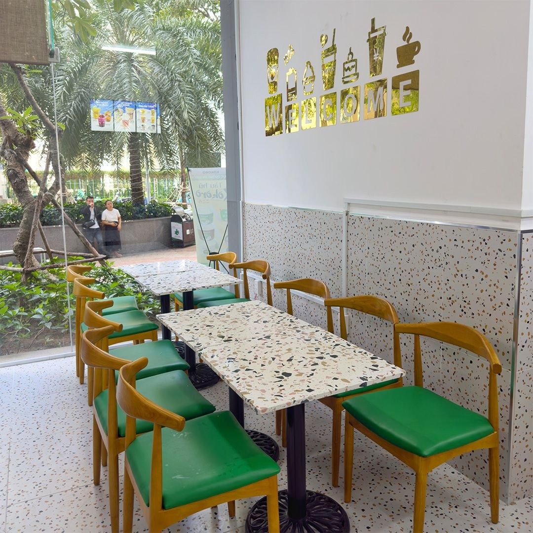 Không gian chỗ ngồi thoải mái tại Guta Cafe &amp; Bánh mì 81 Vinhomes