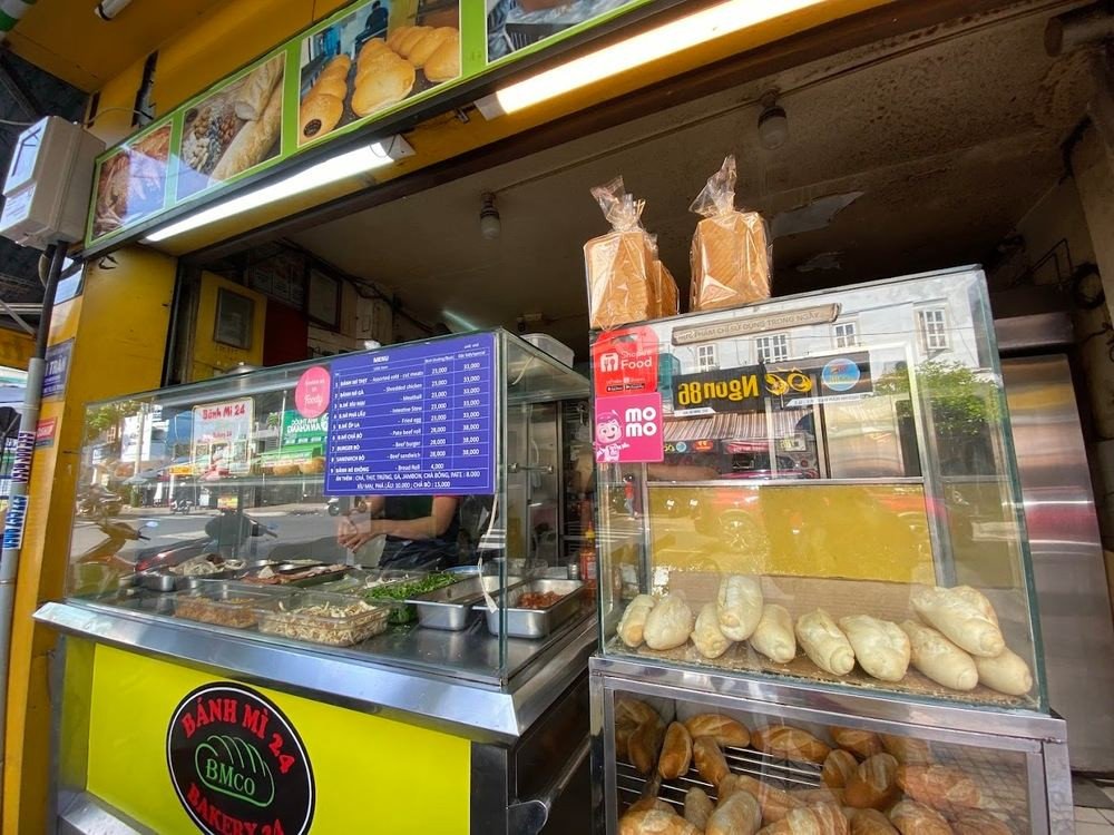 Không gian hiện đại và sạch sẽ của Bánh mì 24