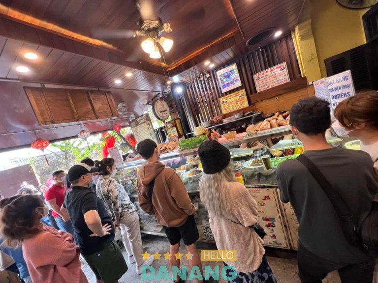 Không gian mộc mạc của Bánh Mì Phượng