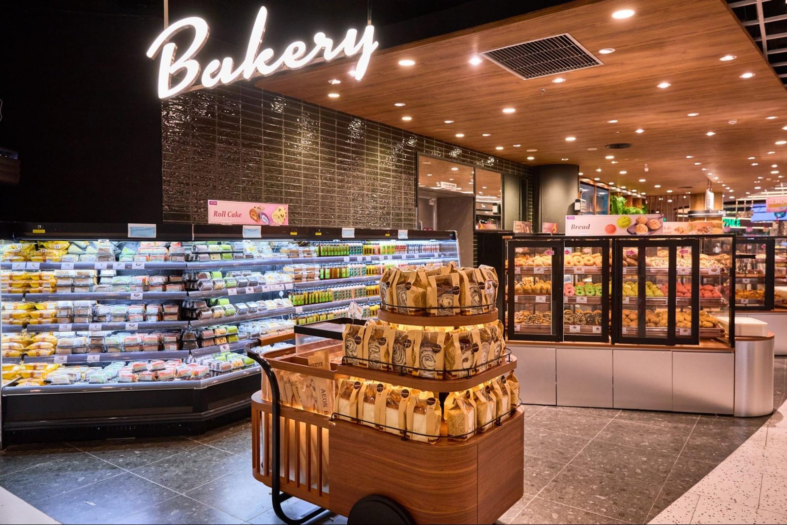 Không gian mua sắm và các quầy bánh tại Aeon Bakery