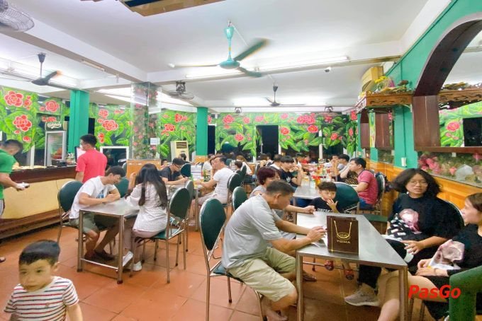 Không gian nhà hàng Bít tết Hòa Mã