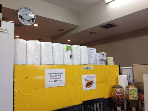 Không gian nhỏ nhắn bên trong quán Bánh Mì Nha Trang truyền thống, mang đến trải nghiệm ẩm thực gần gũi.