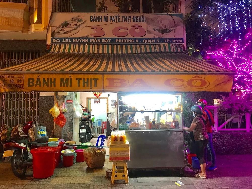 Không gian nhỏ nhưng ấm cúng tại Bánh mì 3 Cô